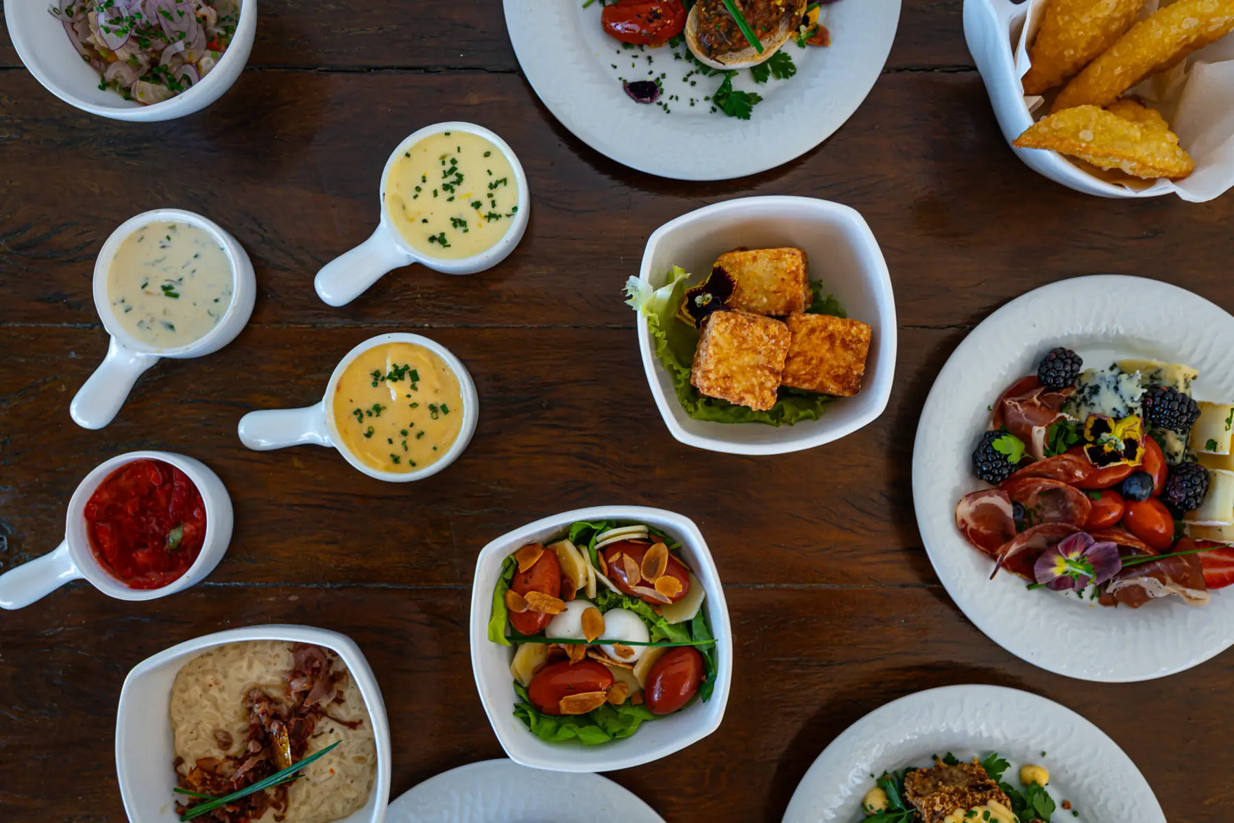 Jantar com vista — mesa grande no rooftop ao entardecer