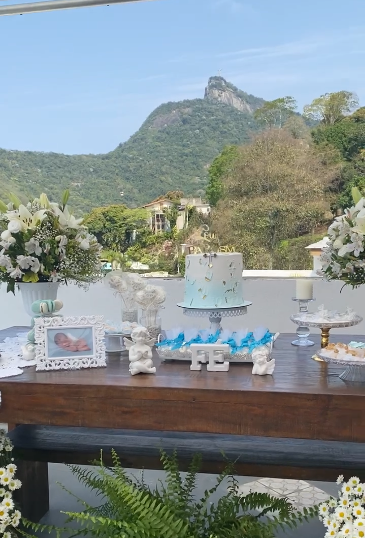 Os dias — mesa decorada para celebração íntima