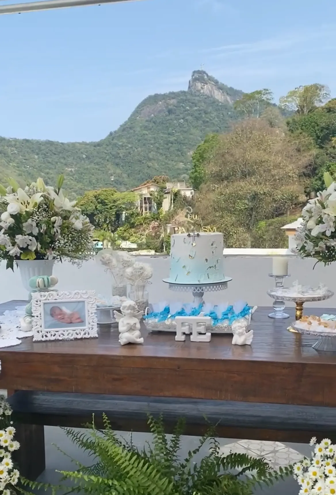 Os dias — mesa decorada para celebração íntima
