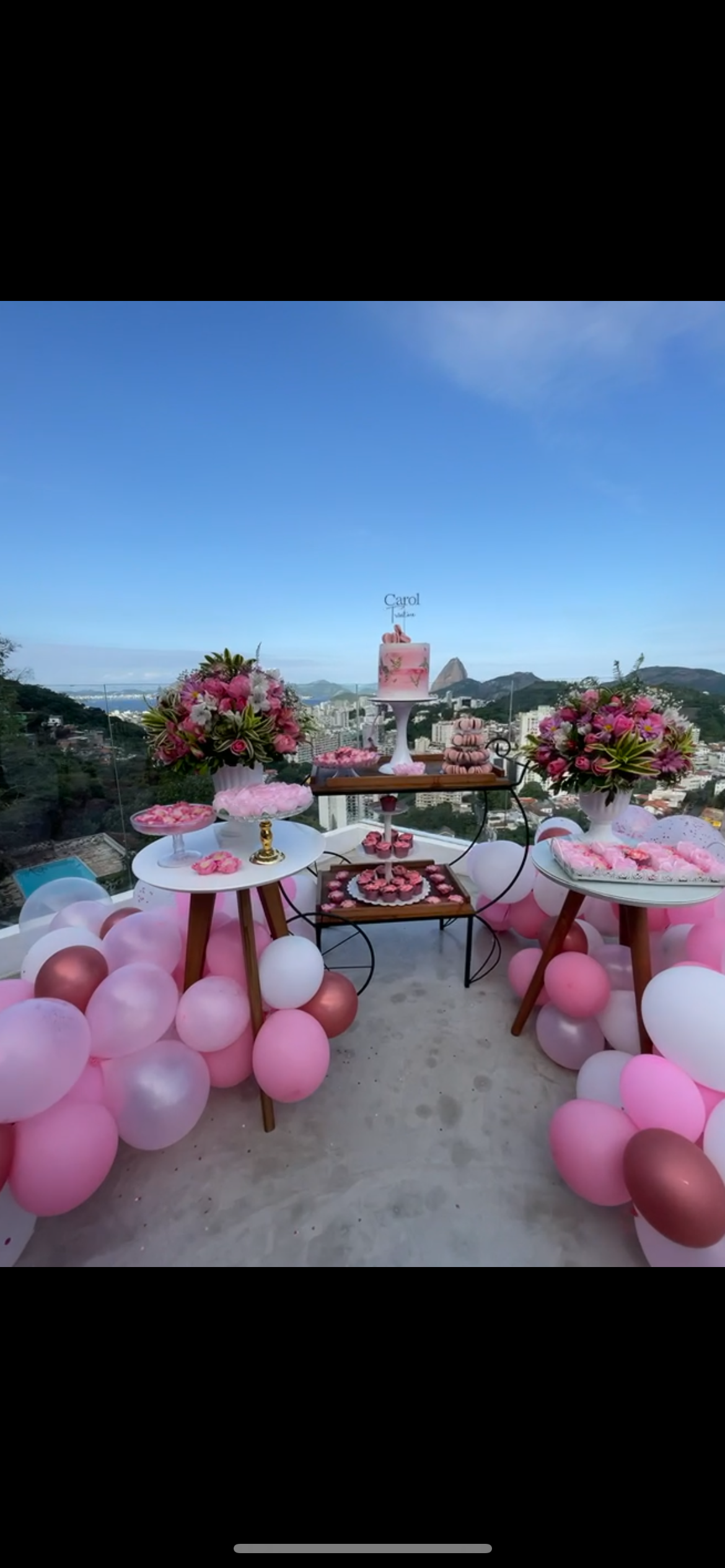 A celebração — cobertura decorada ao entardecer com o Rio iluminado