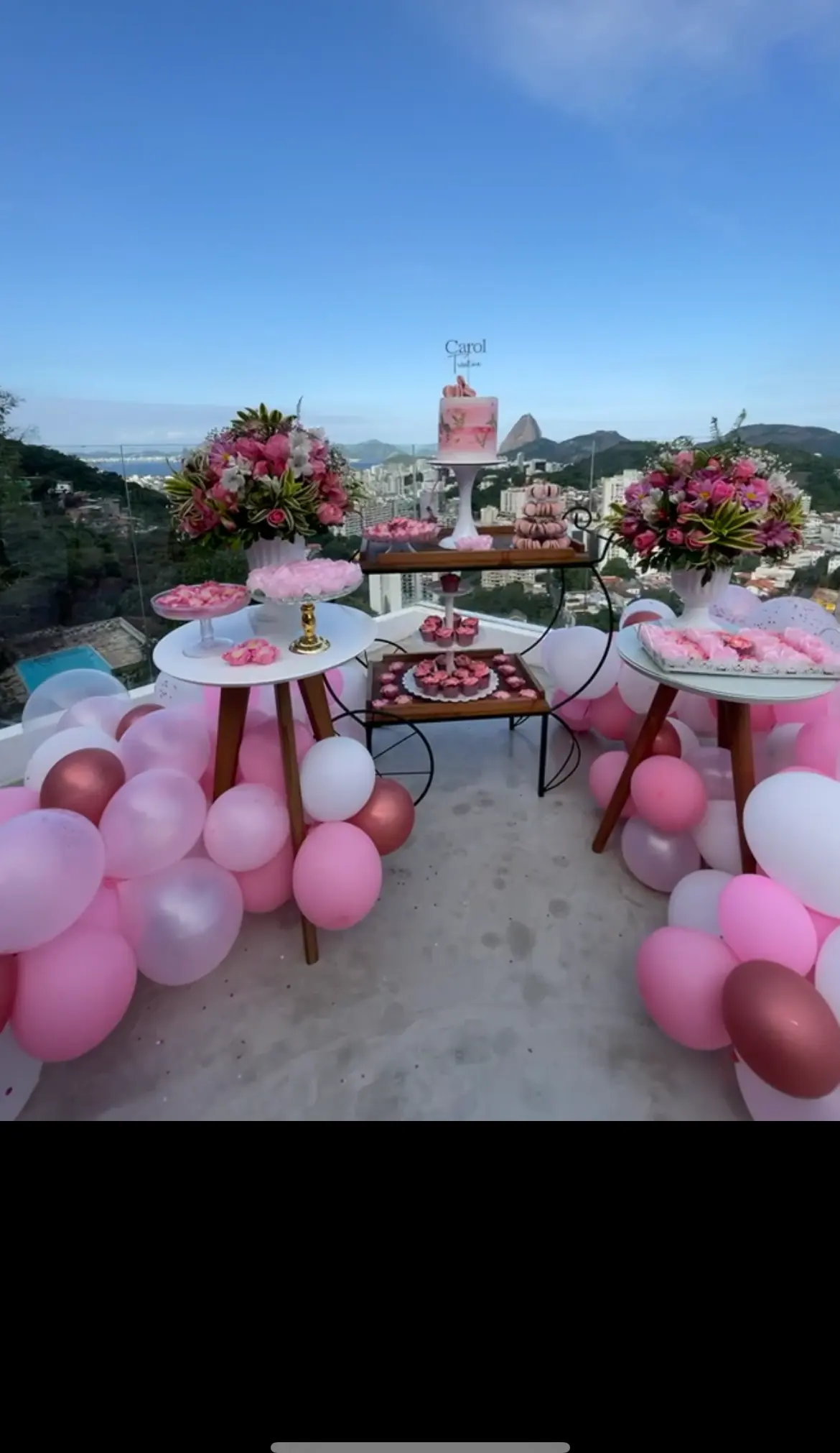 A celebração — cobertura decorada ao entardecer com o Rio iluminado