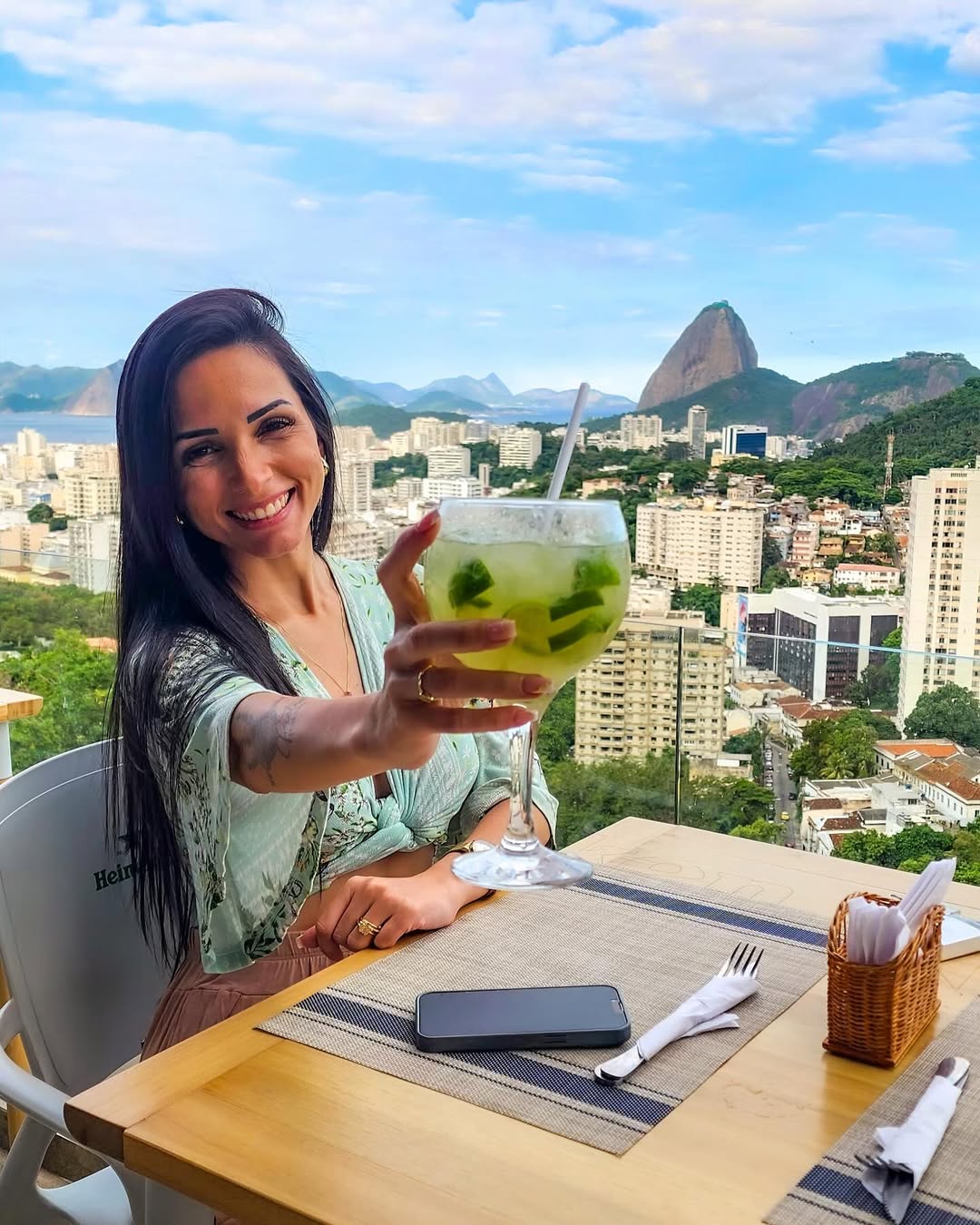 Café da manhã servido na mesa com vista do Pão de Açúcar
