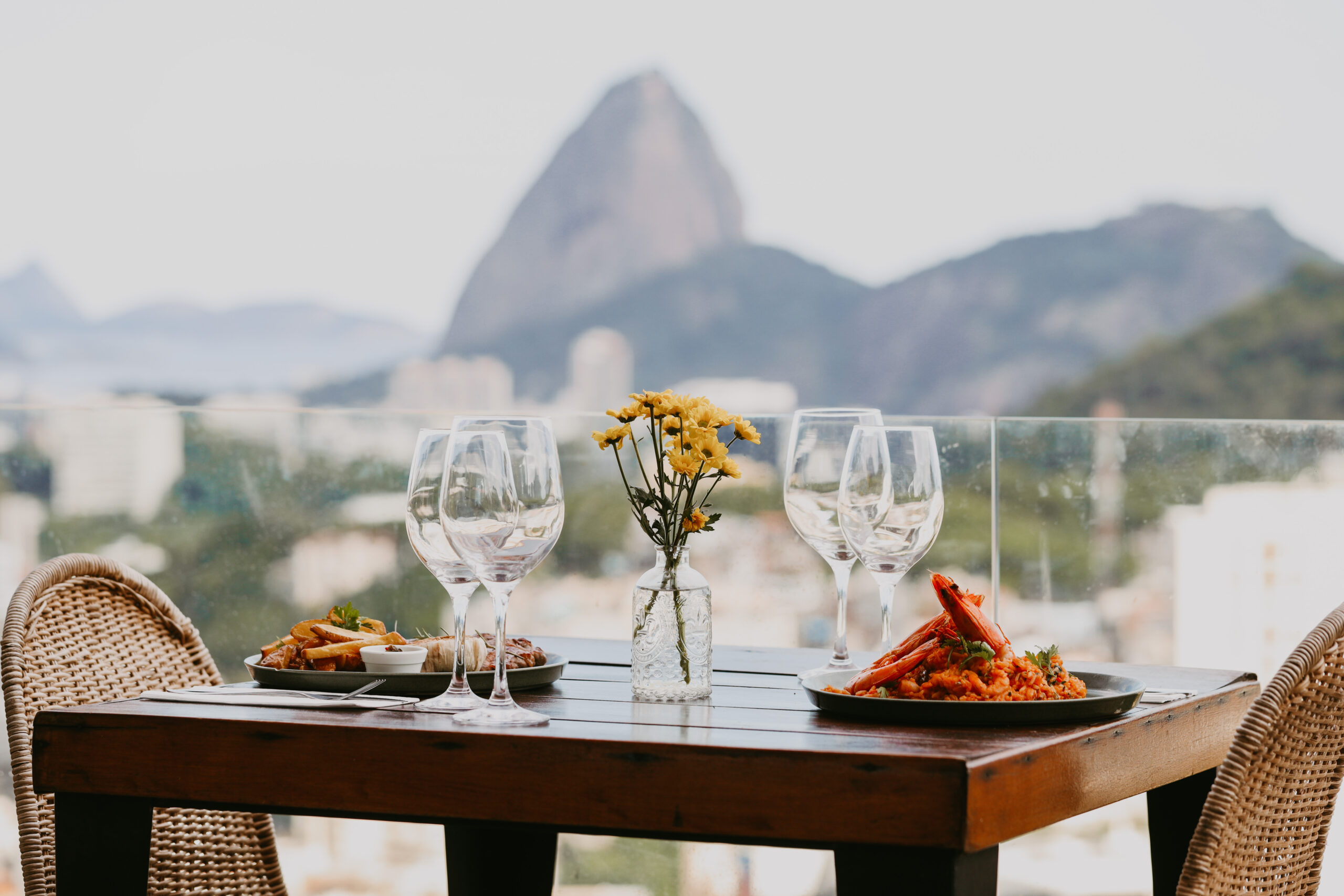 Vista panorâmica do Refúgio Santa Vista — Rio de Janeiro ao fundo